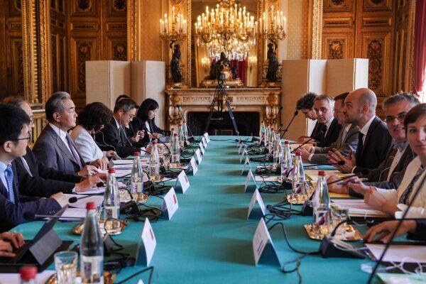 Çin Dışişleri Bakanı Wang Yi, dün Fransa’ın başkenti Paris’te Fransa