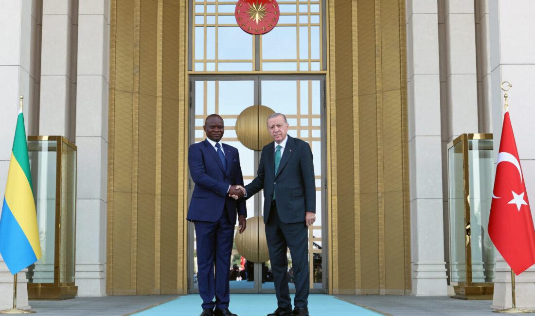 Cumhurbaşkanı Recep Tayyip Erdoğan, resmî karşılama töreninin ardından Gabon Cumhurbaşkanı Brice