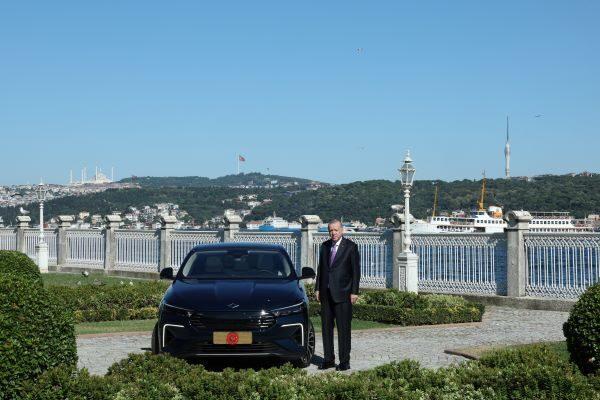 Cumhurbaşkanı Recep Tayyip Erdoğan, Togg'un yeni modeli T10F'nin deneme sürüşünü