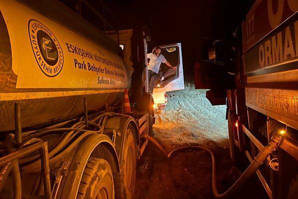Bilecik’in Pazaryeri ilçesine bağlı Demirköy-Kurtköy bölgesinde çıkan orman yangınına müdahale