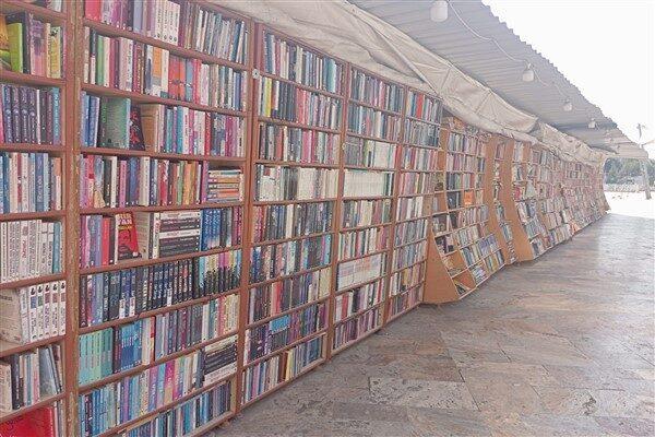 Kan, kitap okuma alışkanlığını yaygınlaştırmak amacıyla sokakta kurduğu özel alanla,