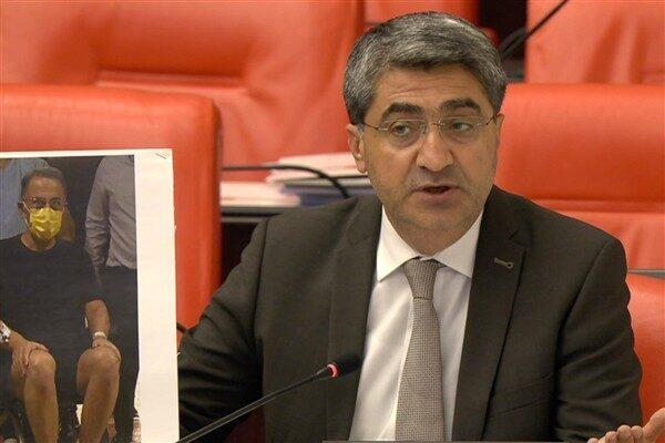 TBMM Genel Kurulu’nda Murat Çalık’ın fotoğrafını tutarak vekillere seslenen Ekmen,