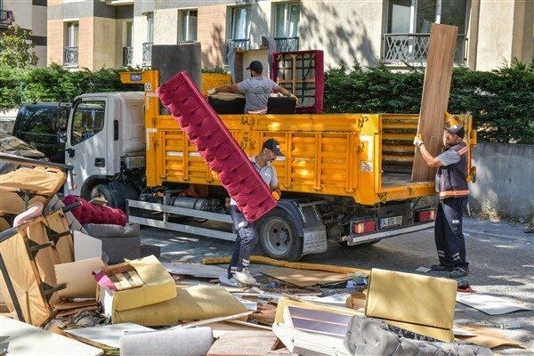 Belediye ekipleri, vatandaşların kapı önlerine bıraktığı eski mobilya, yatak, beyaz