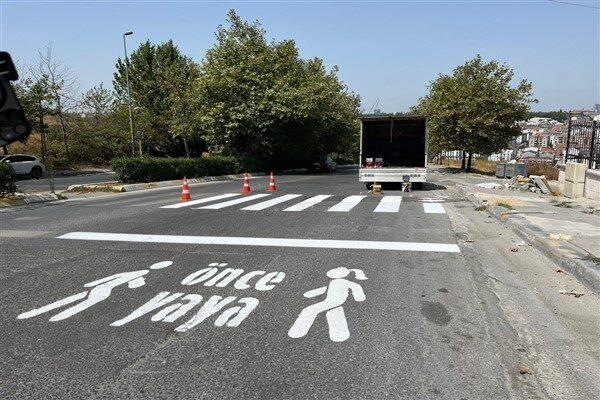Belediye ekipleri okul önlerinde yaya yolu çizgi çalışmaları gerçekleştirirken, aynı