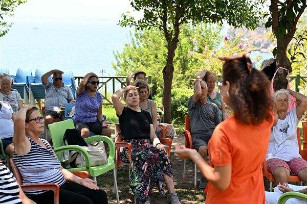 Profesyonel eğitmenlerin rehberliğinde gerçekleşen etkinlikte katılımcılar, doğru nefes alma tekniklerinden
