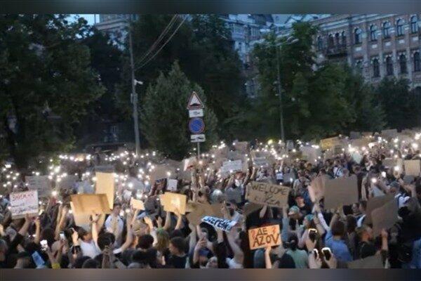 Gazete ''Kiev yetkilileri, Avrupa Komisyonu'ndan, Kiev'in yolsuzlukla mücadele kurumlarına baskı