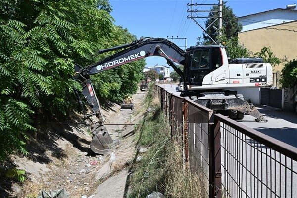 Manisa Büyükşehir Belediyesi MASKİ Genel Müdürlüğü ekipleri, dere yataklarında sürdürdüğü