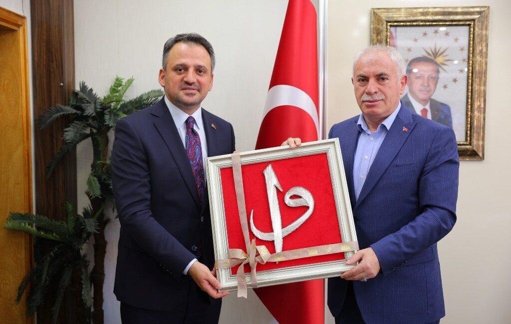 Başkanlık makamında gerçekleşen ziyaretten duyduğu memnuniyeti dile getiren Belediye Başkanı