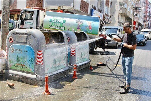 Belediye Temizlik İşleri Müdürlüğü’ne bağlı ekipler, çöp konteynerlerini köpüklü sularla