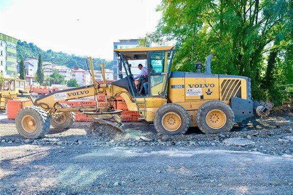 Fen İşleri Müdürlüğü ekipleri, ilk olarak asfaltı kazıyarak işe başladı.