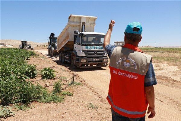 Kırsal Hizmetler Müdürlüğü ekipleri, mahallede stabilize yol yapımını hızlandırdı. Altyapısı