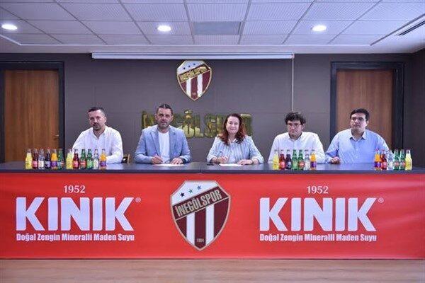 Kulüp tesislerinde düzenlenen imza törenine Kulüp Başkanı Kani Ademoğlu, Futbol