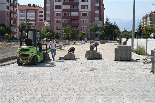 Çalışmalarda yollara kilit parke taşı döşenirken, asfaltlama çalışmaları da yapılıyor.