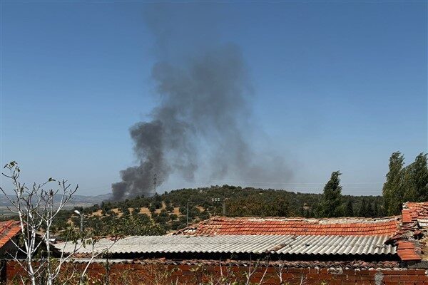 İzmir’in Bergama ilçesi yakınlarında, Çanakkale yolu üzerinde bir orman yangını
