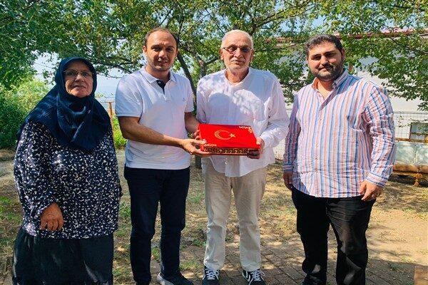 İzmit Belediyesi yetkilileri, Kıbrıs Gazisi Mehmet Üstünkol ve Mehmet Küçükkeskin’in