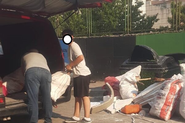 İzmit Belediyesi, Cedit Mahallesi’nde çöp konteynerinin yanına izinsiz olarak dökülen