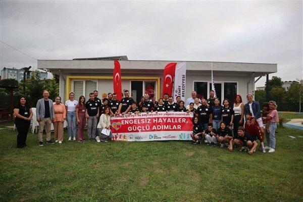 İzmit Belediyespor Voleybol Antrenörlerinin katkılarıyla gerçekleştirilen etkinlikte otizmli bireyler, çeşitli