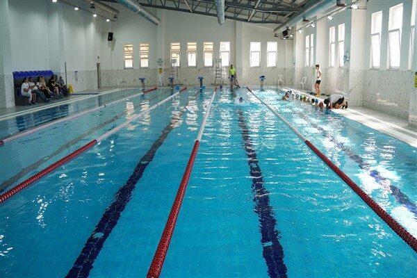 Kompleks bünyesinde yer alan yarı olimpik yüzme havuzunda çocuklara yönelik