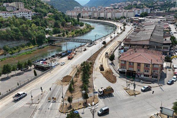 Proje kapsamında, kaldırımlar baştan sona yenilenirken refüj düzenlemeleri, modern aydınlatma