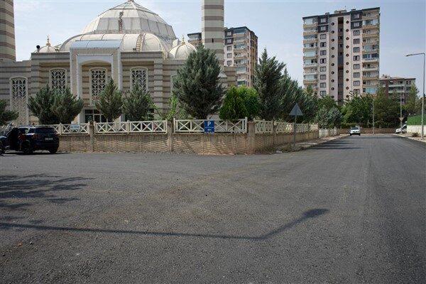 Fen İşleri Müdürlüğü’nün yeni yerleşim bölgelerinde başlattığı asfalt serimi çalışmaları