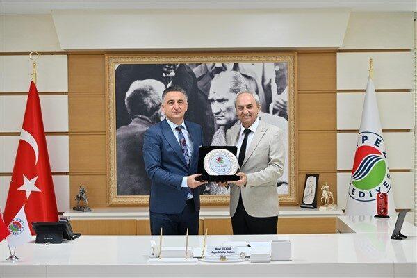 Kepez Belediye Başkanı Mesut Kocagöz, Kepez Kaymakamı Suat Dervişoğlu’nu makamında
