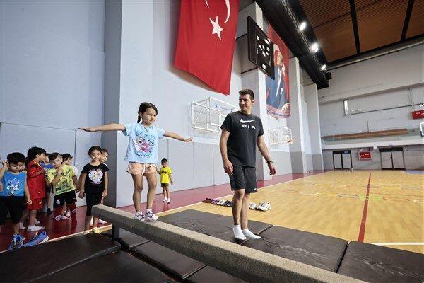 Yaz boyu ücretsiz düzenlenen spor okulları, belediyenin Gültepe Atatürk Spor