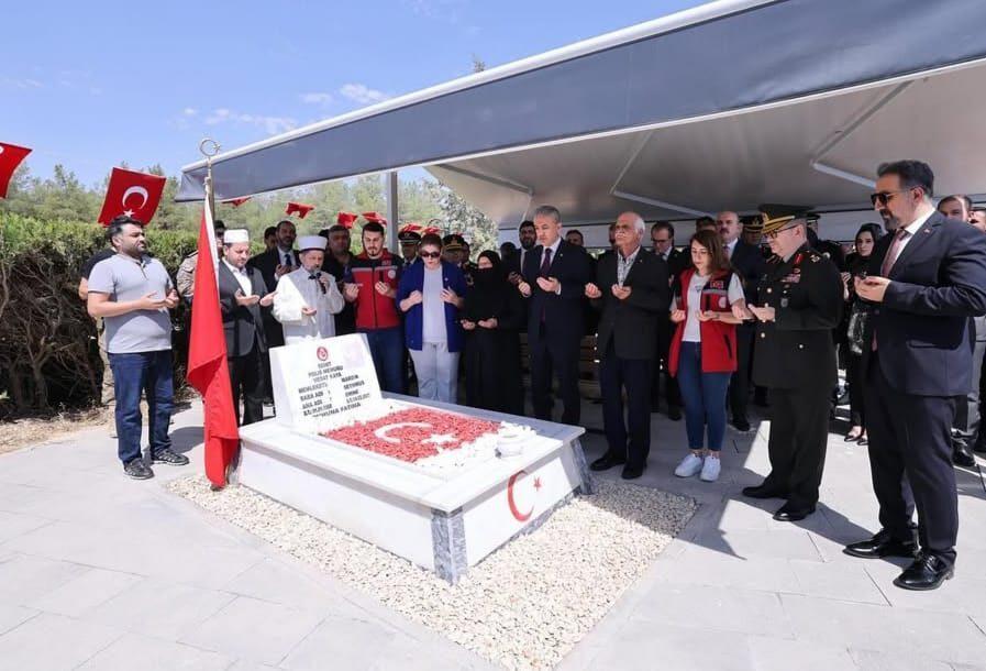 Mardin Garnizon Komutanlığı Selen Kışlası Şehitlik Anıtı’nda gerçekleştirilen anma programına;
