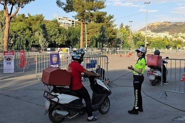 Eğitim kapsamında katılımcılara; “Kırmızı ışıkta dur!”, “Şerit ihlaline son!”, “Kör