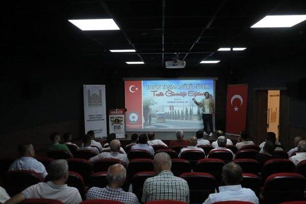 Seminer kapsamında; trafik kuralları, acil durumlarda doğru müdahale teknikleri, yolcu
