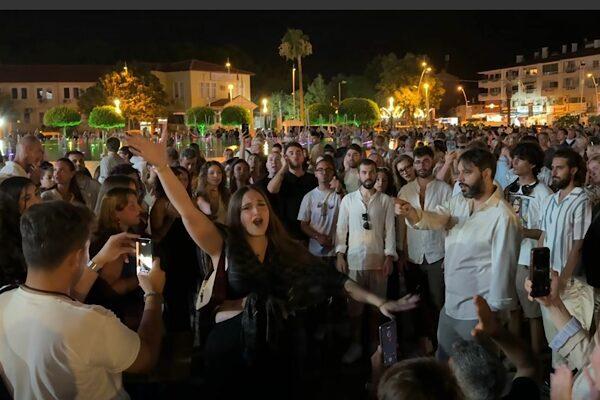 Marmaris 19 Mayıs Gençlik Meydanı, akşam saatlerinde İtalyan öğrencilerin gerçekleştirdiği