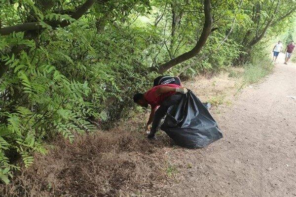 Çevreye gelişigüzel bırakılan plastik atıklar, yiyecek ambalajları ve diğer çöpler,