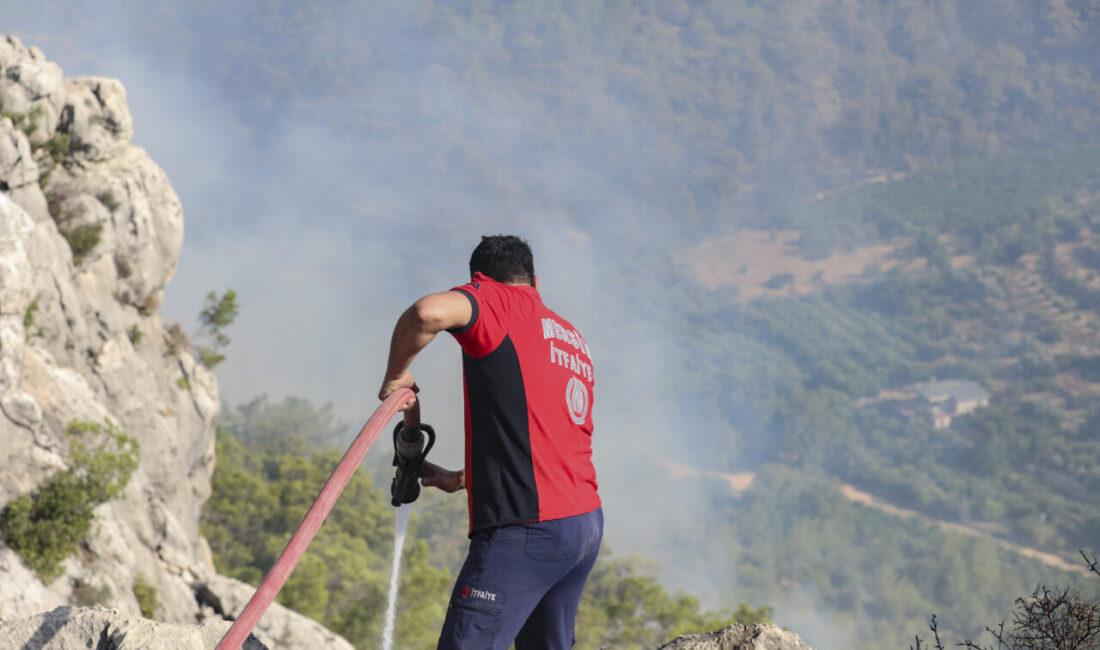 Yangının bildirilmesinin hemen ardından harekete geçen Mersin Büyükşehir Belediyesi İtfaiye
