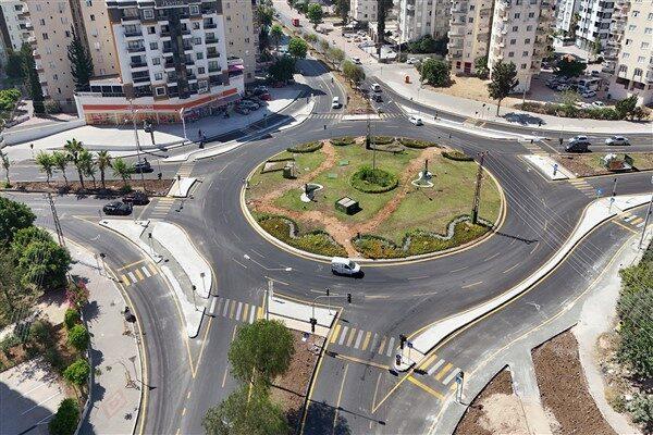 Kavşakta yaşanan yoğunluk sebebiyle sağa dönüş adaları oluşturularak, kavşak şeritleri