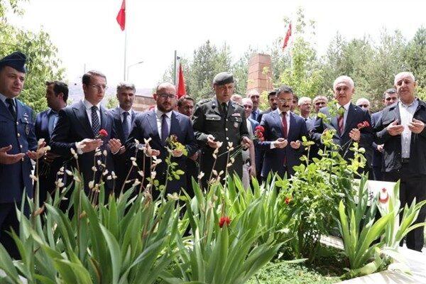Gerçekleştirilen ziyarette, aziz şehitlerimiz için dualar edildi. Vali Çakır, şehit