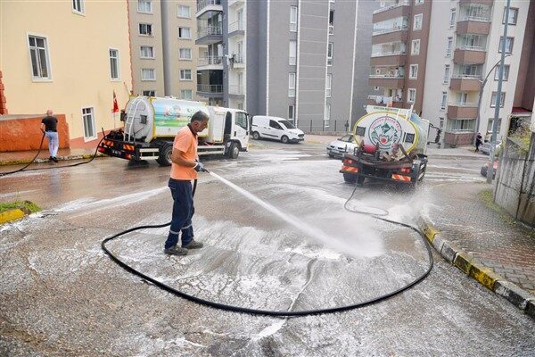 Ekipler son olarak Gedikkaya Mahallesi Nihatbey Caddesi’nde detaylı bir yıkama