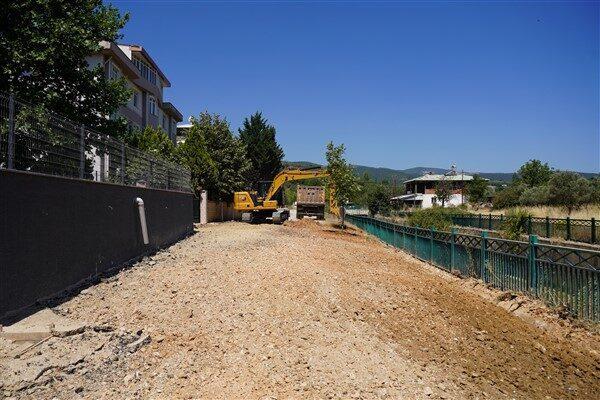 Toplamda 535 metre uzunluğundaki güzergahta yürüyüş yolu, bisiklet yolu ve