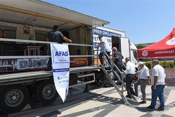 Osmangazi Meydanı’na kurulan simülasyon TIR’ında, AFAD eğitmenleri vatandaşlara deprem öncesi,
