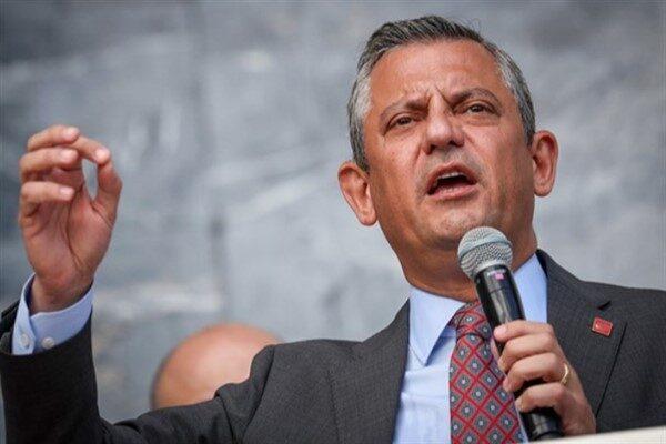Özel, şehirdeki dolmuş şoförlerinin yurttaşları ücretsiz taşıdığını ve meydanların halkla