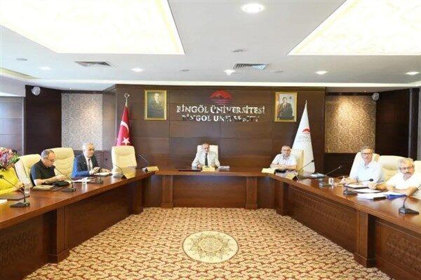 Senato Salonu’nda gerçekleştirilen toplantıya Bingöl Üniversitesi Rektörü Prof. Dr. Erdal