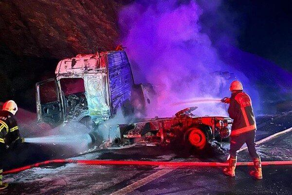 Şanlıurfa-Gaziantep Otoyolu’nda meydana gelen trafik kazasında akaryakıt yüklü bir araç