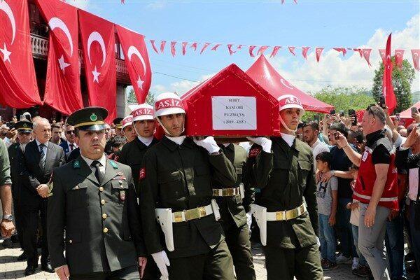Piyade Uzman Çavus Kani Obi’nin Türk Bayrağına sarılı naaşı, askeri