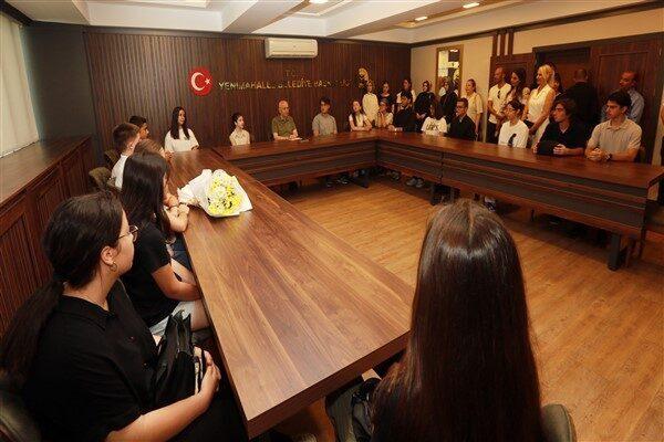 Sınavlarda başarılı olan gençler, Yenimahalle Belediye Başkanı Fethi Yaşar’ı makamında