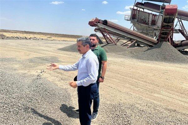 Çalışmaları yerinde takip eden Vali Ekici, yürütülen faaliyetler hakkında yetkililerden