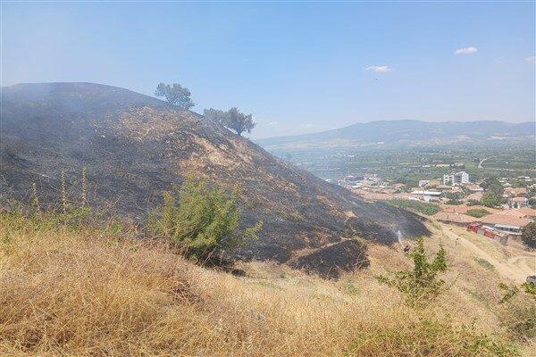 Büyükşehir Belediyesi İtfaiyesi, öğle saatlerinde Turgutlu Derbent Mahallesi’nde makilik ve