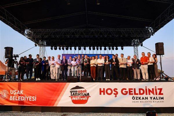 Program, Yöresel Ürünler Çarşısı önünde Uşak Zeybek Ekibi’nin gösterisiyle başladı.