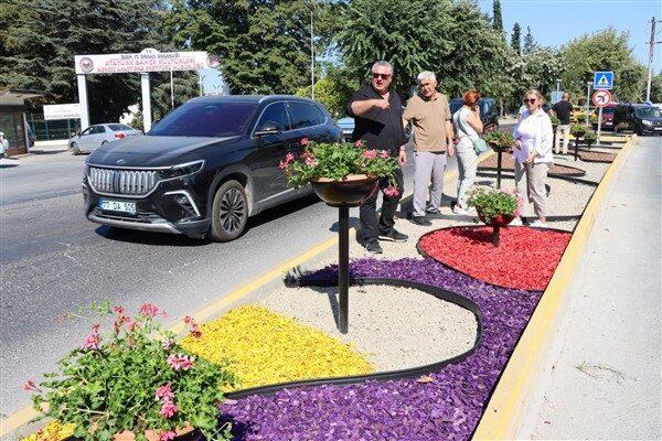 İlk etapta, Araştırma Merkezi önünde yer alan kavşak, kurakçıl peyzaj