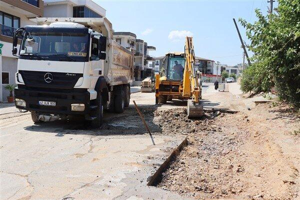 Bu kapsamda, Ali Şener Caddesi’nde asfalt yama çalışması başlatan ekipler,