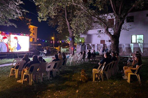 Köy halkı, yaz akşamının serinliğinde yıldızların altında sinema keyfi yaşadı.