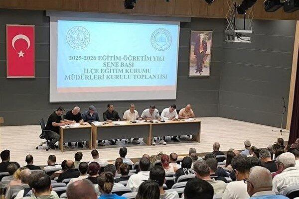 Toplantıya ilçedeki tüm okul ve kurum müdürleri katıldı. Yeni eğitim-öğretim