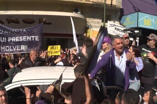 Arjantin Devlet Başkanı Javier Milei, ara seçim kampanyası sırasında protestocuların